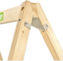 Eckverbindung eines Schaukelgestells aus Holz mit Metallbeschlag und EXIT Toys Logo.