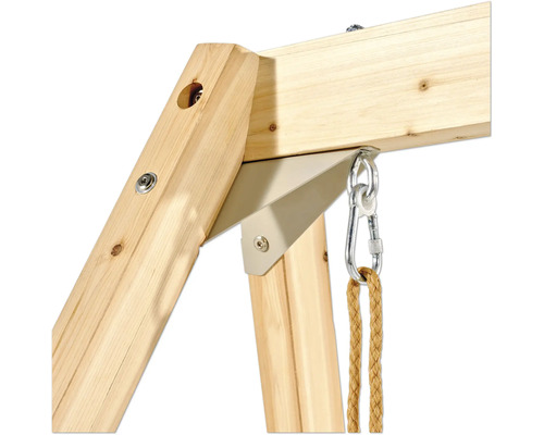 Detailansicht einer Eckverbindung für Schaukelgestelle aus Holz mit Metallwinkel, Karabinerhaken und Seil.