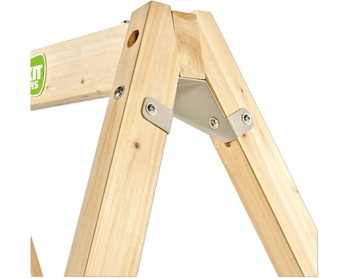 Detailansicht einer Holzverbindung mit Metallwinkel und Schrauben.