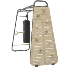 Structure de fitness avec mur d escalade en bois, prises, sac de frappe et barre de traction en métal.