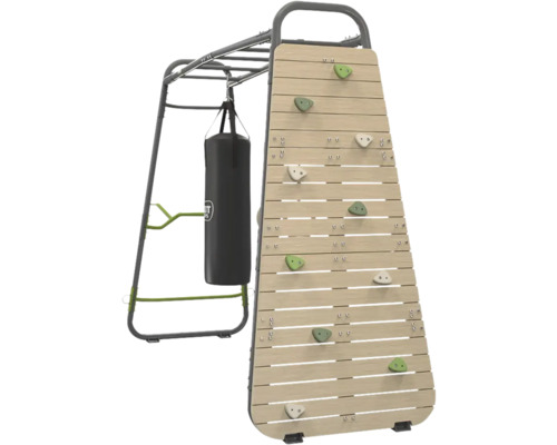Structure de fitness avec mur d escalade en bois, prises, sac de frappe et barre de traction en métal.