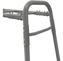 Vue détaillée d'une structure métallique grise avec des raccords de tubes robustes et des boulons.