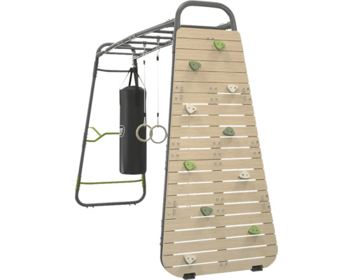 Mur d escalade en bois avec prises, barre de traction, sac de frappe et anneaux de gymnastique sur cadre metallique.