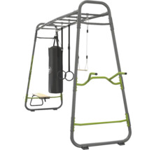Outdoor-Fitness-Gerüst aus grauem und grünem Metall mit Boxsack, Turnringen, Kletterstangen und einer Bank.