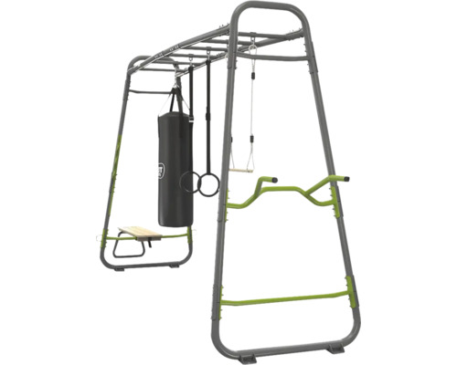 Outdoor-Fitness-Gerüst aus grauem und grünem Metall mit Boxsack, Turnringen, Kletterstangen und einer Bank.