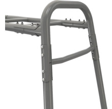 Nahaufnahme eines grauen Metallrahmens mit stabilen Rohrverbindungen und Verschraubungen.