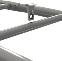 Detailansicht einer Metallhalterung für einen Rohrrahmen zur Montage.