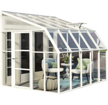 Anlehn-Gewächshaus aus weißem Aluminium und Glas mit Pultdach, Tür und Dachfenster, eingerichtet als kleiner Wintergarten.