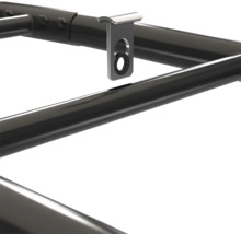 Détail d'un cadre métallique noir en tubes ronds avec une pièce de raccordement en métal argenté.