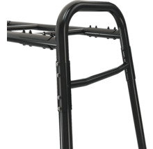 Gros plan d'un cadre tubulaire en métal noir avec des raccords boulonnés.