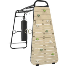Station d'escalade avec mur en bois, sac de frappe, anneaux de gymnastique et cadre en métal, EXIT TOYS Logo sur le sac.