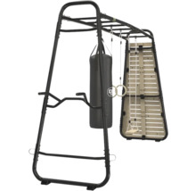 Station de fitness extérieure en métal noir avec sac de frappe, anneaux de gymnastique, échelle de corde et mur d'escalade.