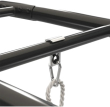 Gros plan d une fixation de corde avec mousqueton sur un cadre en métal noir pour une structure de jeux