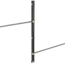 Poteau de clôture métallique noir avec clips de fixation pour barres horizontales.