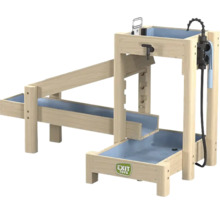 Circuit d'eau en bois EXIT Toys pour enfants avec pompe à main, robinet et trois bacs sur différents niveaux.