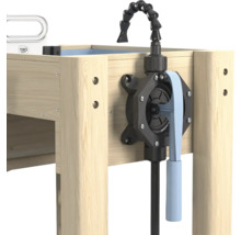 Pompe à eau manuelle en plastique avec levier bleu clair montée sur une table en bois.