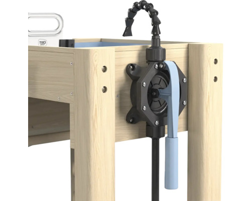 Pompe à eau manuelle en plastique avec levier bleu clair montée sur une table en bois.