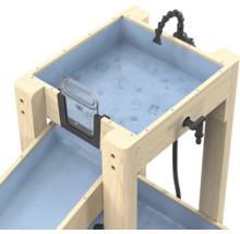 Circuit d'eau en bois clair avec bacs bleus, motifs marins, écluse transparente et robinet noir.