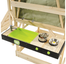 Holz-Matschküche für Kinder mit grünem Waschbecken, Spielzeug-Töpfen aus Edelstahl, EXIT TOYS Logo, Küchenhelfern und Drehknöpfen.