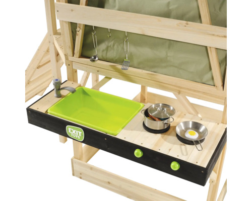 Holz-Matschküche für Kinder mit grünem Waschbecken, Spielzeug-Töpfen aus Edelstahl, EXIT TOYS Logo, Küchenhelfern und Drehknöpfen.
