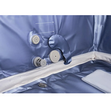 Vue intérieure d'un spa gonflable avec repères de niveau d'eau minimum et maximum et divers raccords pour filtres.