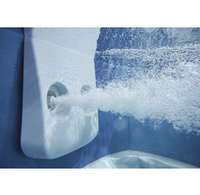 Vue sous-marine d'une buse de massage de piscine projetant un jet puissant de bulles d'air.