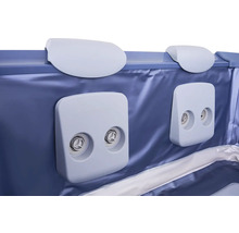 Vue intérieure du jacuzzi avec appuie-tête et buses de massage pour la relaxation dans l'eau.