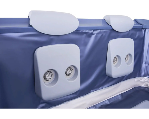 Vue intérieure du jacuzzi avec appuie-tête et buses de massage pour la relaxation dans l'eau.