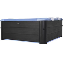 Spa MSpa avec panneaux aspect bois foncé, rebord bleu et éclairage de sol intégré.