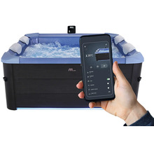Spa gonflable avec commande par application smartphone, revêtement sombre, eau bouillonnante, appuie-têtes et affichage de 38 degrés Celsius.
