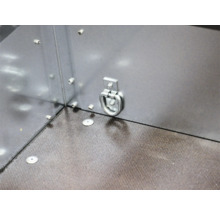 Anneau d'arrimage en métal monté sur la paroi latérale d'une remorque avec plancher structuré.