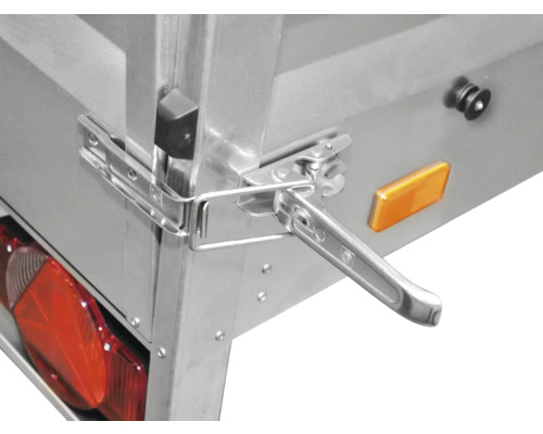 Fermeture à levier d'angle en métal sur la ridelle d'une remorque.