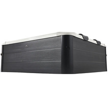 Spa MSpa carré avec habillage extérieur aspect bois et appuis-tête.