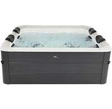 Spa rectangulaire MSpa avec eau bouillonnante et quatre appuie-tête.