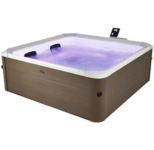 Spa carré avec revêtement extérieur aspect bois marron, eau éclairée en violet, appuie-tête et écran de contrôle numérique.