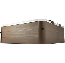 Spa extérieur carré avec habillage aspect bois, rebord blanc et appuie-têtes. Logo MSpa.