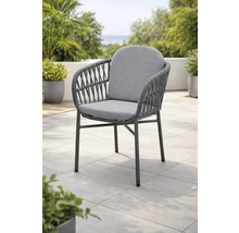 Chaise de jardin moderne avec tressage en corde grise, coussins d'assise et de dossier rembourrés sur une terrasse.