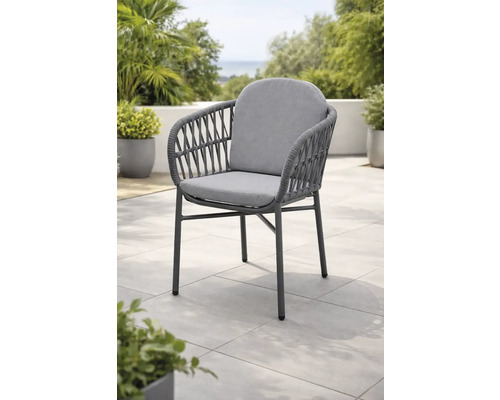 Chaise de jardin moderne avec tressage en corde grise, coussins d'assise et de dossier rembourrés sur une terrasse.