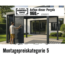 Moderne Pergola aus Metall auf einer Terrasse im Garten. Ein Mann verstellt die Lamellen. Hornbach Logo mit Hinweisen zum Aufbauservice.