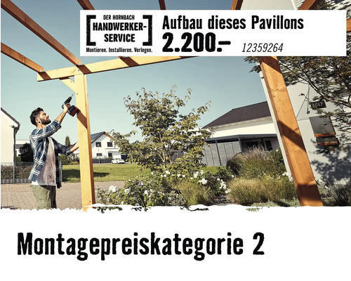 Handwerker montiert Holzpavillon im Garten. Hornbach Handwerker-Service für Pavillon-Aufbau der Montagepreiskategorie zwei.