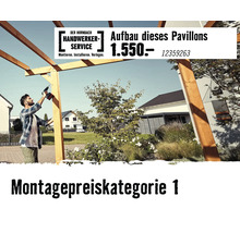 Ein Handwerker montiert einen Holzpavillon mit einem Akkuschrauber. Hornbach Handwerker-Service Logo.