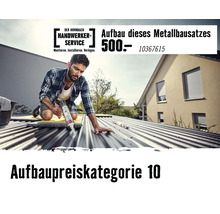 Handwerker montiert einen Metallbausatz auf einem Dach, Hornbach Handwerker-Service Logo, Aufbaupreiskategorie 10.