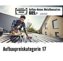 Handwerker montiert einen Metallbausatz auf einem Wellblechdach, Hornbach Handwerker-Service Logo.
