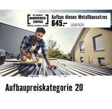 Hornbach Handwerker-Service: Ein Handwerker trägt mit einer Kartuschenpistole Dichtmasse auf ein Wellblechdach auf.