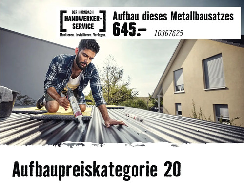 Hornbach Handwerker-Service: Ein Handwerker trägt mit einer Kartuschenpistole Dichtmasse auf ein Wellblechdach auf.