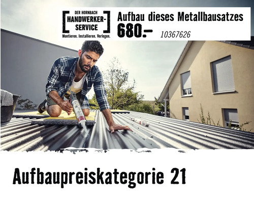 Handwerker montiert einen Metallbausatz auf einem Wellblechdach mit einer Kartuschenpresse. Hornbach Handwerker-Service Logo.