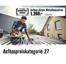 Hornbach Handwerker-Service Logo. Ein Handwerker dichtet ein Wellblechdach für den Aufbau eines Metallbausatzes ab.