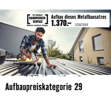 Handwerker dichtet ein Metalldach mit einer Kartuschenpistole ab. Hornbach Handwerker-Service Logo vorhanden. Text Aufbaupreiskategorie 29.