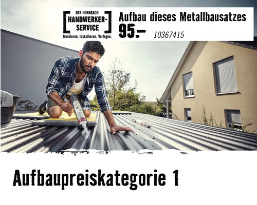 Handwerker montiert einen Metallbausatz auf einem Dach. Hornbach Handwerker-Service Logo. Aufbaupreiskategorie 1.