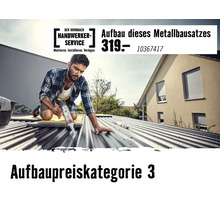 Handwerker montiert ein Metalldach mit einer Kartuschenpresse. Das Bild enthält das Hornbach Logo und die Aufbaupreiskategorie 3.
